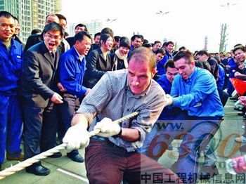 CIFA的同事們也喜歡了中國的拔河運(yùn)動