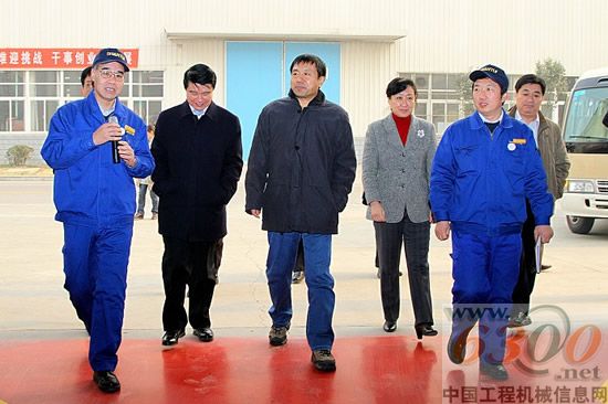 中國(guó)科技信息研究所所長(zhǎng)賀德方一行來(lái)訪山推