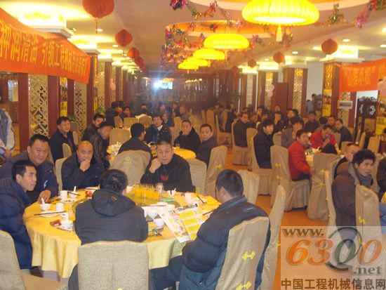 到會(huì)嘉賓聚精會(huì)神聽取知識(shí)講解