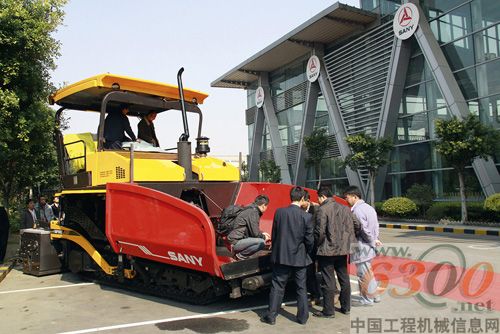 三一路機(jī)全新升級(jí)的攤鋪機(jī)吸引眼球