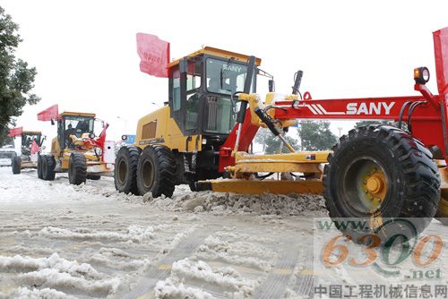 三一平地機(jī)在瀟湘大道上除雪