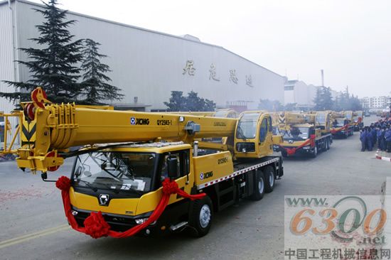 徐工重型百臺(tái)大噸位發(fā)車喜迎銷售開門紅
