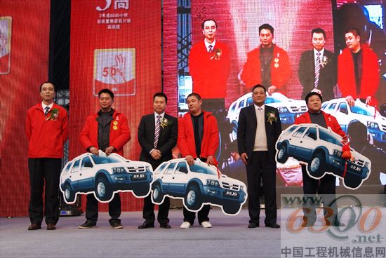 領(lǐng)導(dǎo)與獲獎客戶合影
