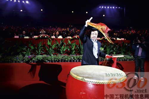 梁穩(wěn)根董事長(zhǎng)敲響前進(jìn)的戰(zhàn)鼓