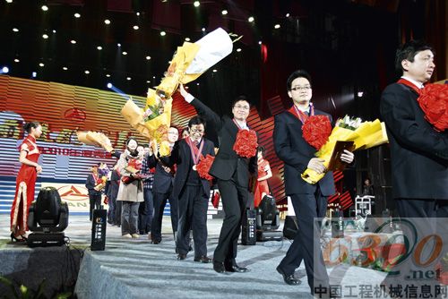三一人物獲獎(jiǎng)?wù)吒惺軜s光