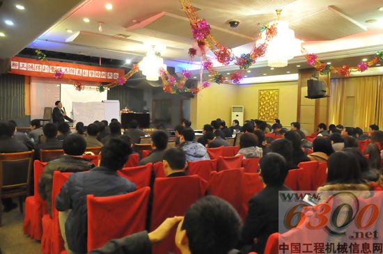 老師給學(xué)員上課