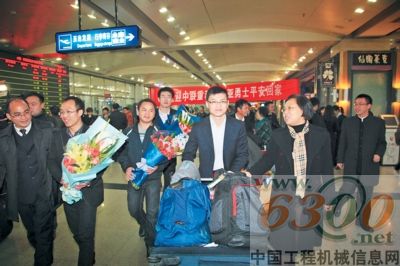 3月4日中午1時(shí)30分，中聯(lián)重科4名駐利比亞人員在安全撤離后抵達(dá)長沙。