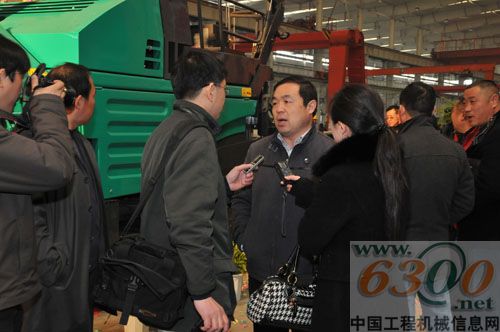 首臺903S攤鋪機(jī)用戶接受媒體采訪