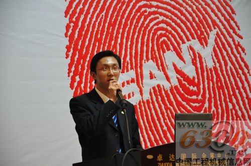 三一起重機(jī)服務(wù)負(fù)責(zé)人魏利先生發(fā)布服務(wù)品牌標(biāo)識(shí),并宣布211服務(wù)價(jià)值承諾