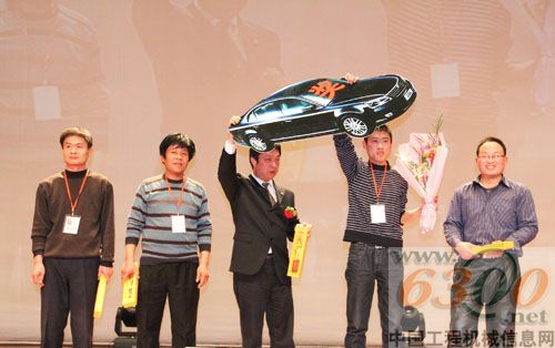 三一起重機(jī)春季全國(guó)聯(lián)展會(huì)議現(xiàn)場(chǎng)(三一集團(tuán)副總裁三一起重機(jī)總經(jīng)理戚建先生抽取幸運(yùn)大獎(jiǎng)與客戶合影留念)