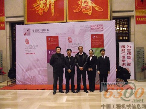 三一集團(tuán)副總裁 起重機(jī)公司總經(jīng)理戚建先生與客戶合影
