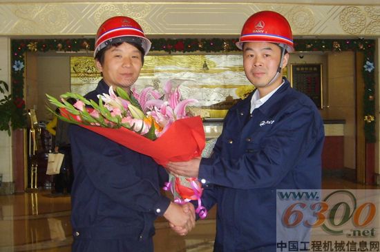三一重機(jī)服務(wù)本部代表向孟文獻(xiàn)上鮮花