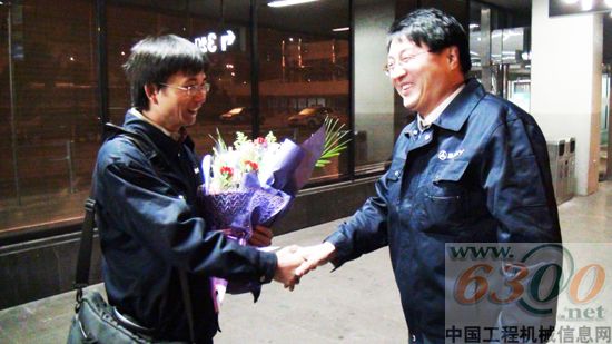 服務(wù)本部技術(shù)部長(zhǎng)阮懷云親手向陶家寶獻(xiàn)上一束鮮花，表達(dá)慰問(wèn)之情