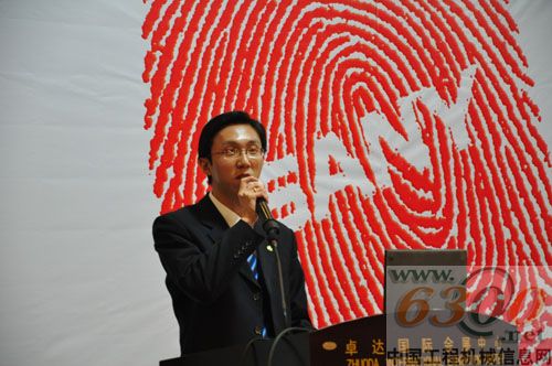 三一起重機營銷公司副總經(jīng)理服務部總監(jiān)魏利先生 發(fā)布服務品牌標識,并宣布211服務價值承諾