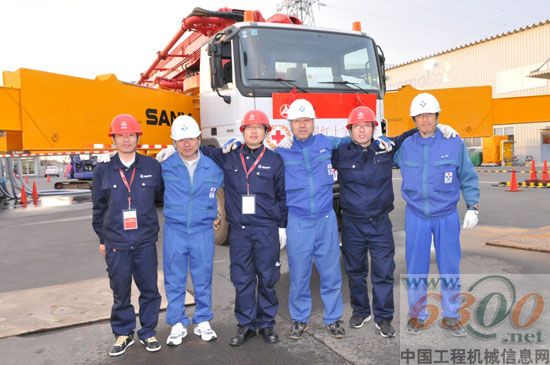 工程師和東京電力操作手在62米泵車(chē)前合影