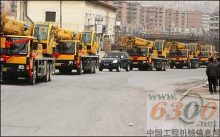 徐 工汽車起重機(jī)組成婚禮“豪華車隊(duì)”