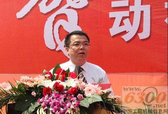 柳工股份國(guó)內(nèi)營(yíng)銷(xiāo)事業(yè)部副總經(jīng)理杜丹致辭
