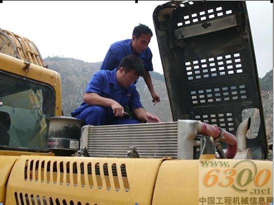力士德工作人員正在進(jìn)行維修