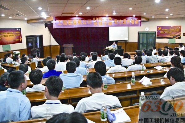 　　李江濤勉勵(lì)80后黨員勤奮敬業(yè)、高效履責(zé)，發(fā)揮中堅(jiān)力量的作用?！　⊥?軍 攝