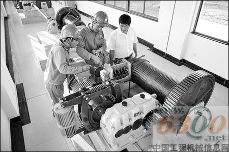 　　技術(shù)人員對(duì)叉車質(zhì)量檢測(cè)