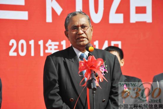 斯里蘭卡國(guó)家公路局總工程師希爾瓦做講話