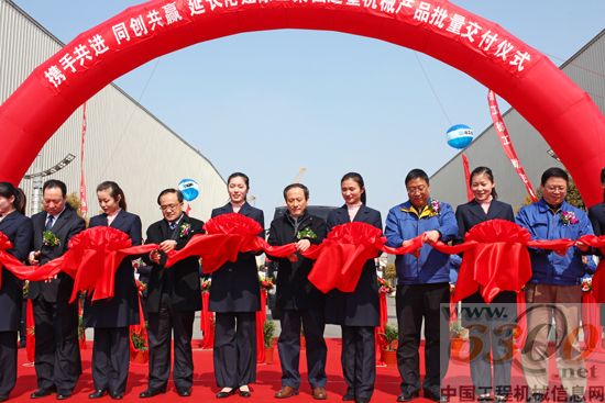 徐工延長(zhǎng)化建大型起重機(jī)械發(fā)車儀式隆重舉行1