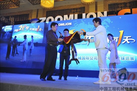 客戶與魔術(shù)師互動表演魔術(shù)