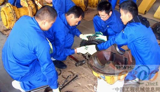 力士德公司舉辦2012年第二期裝載機、壓路機服務(wù)工程師高級培訓(xùn)班
