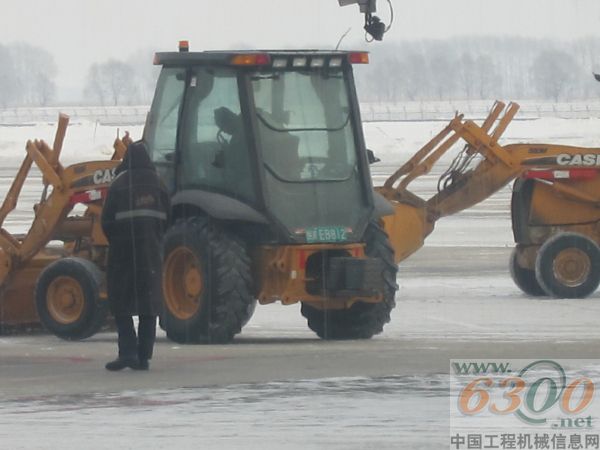 凱斯,工程機械,挖掘裝載機,兩頭忙,,機場,清雪,,裝載斗,斜角掃雪機,,推雪板,,四合一斗