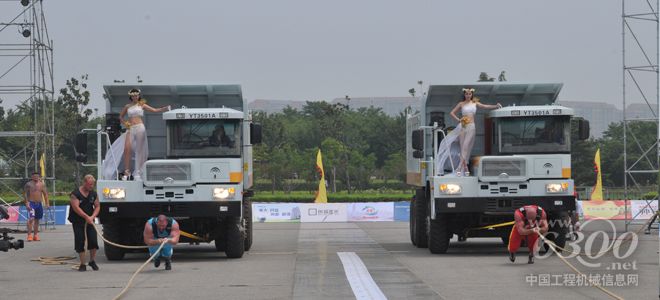 世界頂尖大力士挑戰(zhàn)宇通重工礦用車