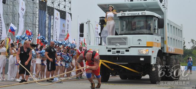 世界頂尖大力士挑戰(zhàn)宇通重工礦用車
