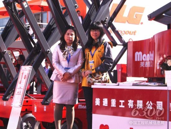 美通重工執(zhí)行董事李菊香女士與本網(wǎng)編輯合影