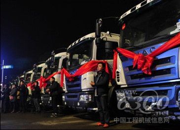 中聯(lián)重科40臺(tái)新型環(huán)衛(wèi)設(shè)備在常德投入使用